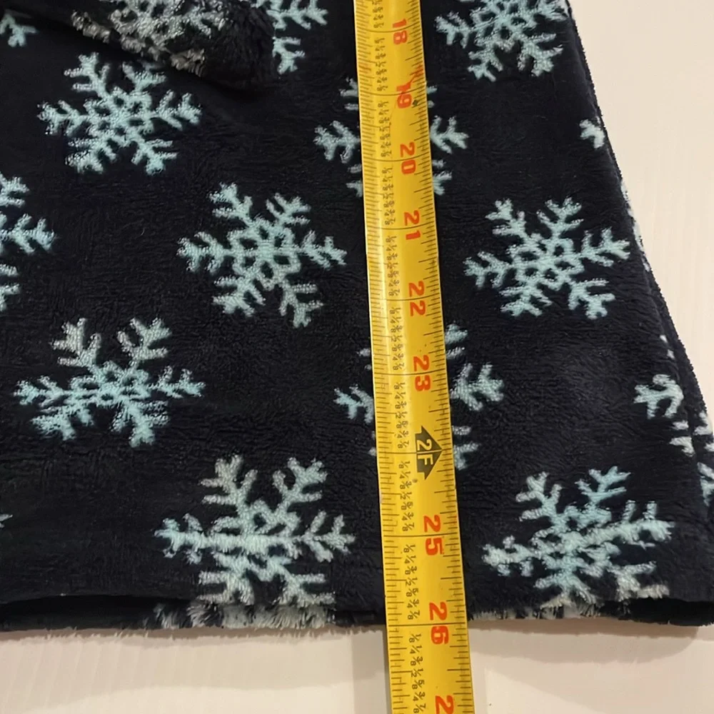 Baby gap navy blue robe with light blue snowflakes.  Kids size 5T